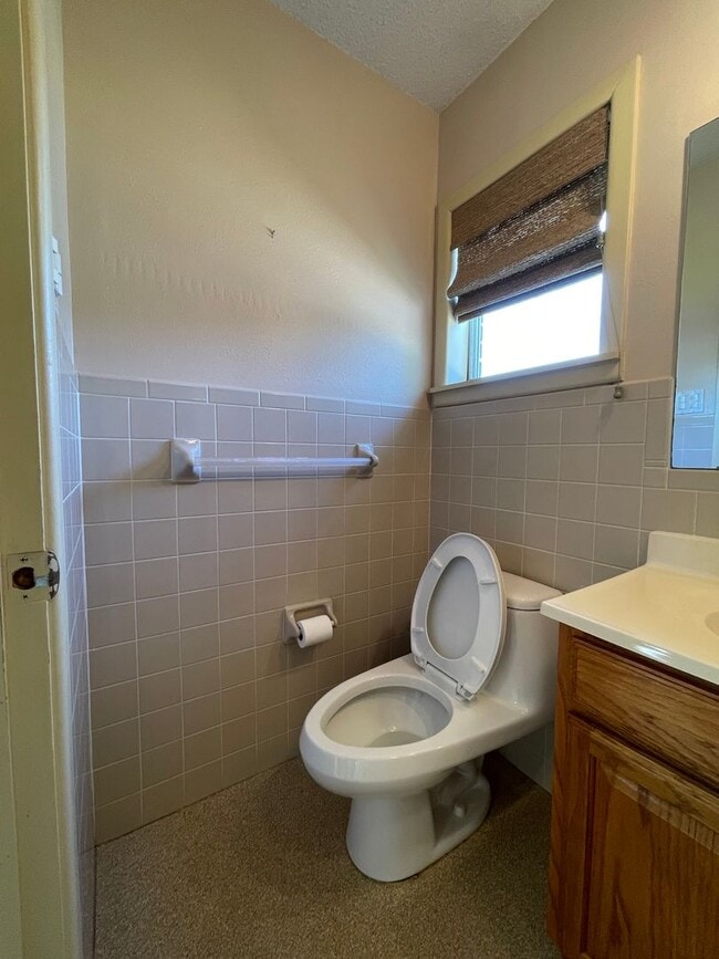 Building Photo - Cozy 3-Bed, 2-Bath Retreat in Serene Neigh...