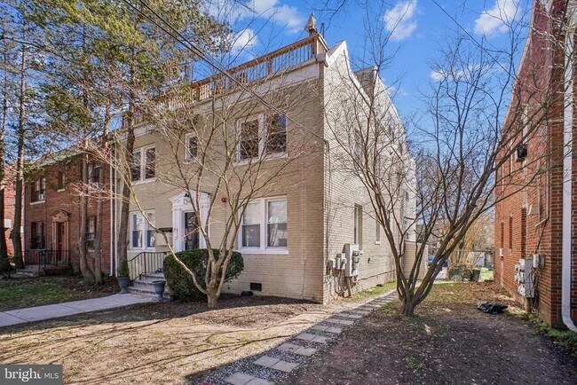 Building Photo - 1346 Nicholson St NW