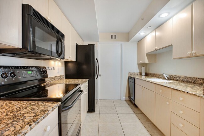 Building Photo - 6917 Collins Ave