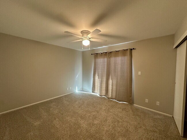 Building Photo - 6514 S Lakeshore Dr