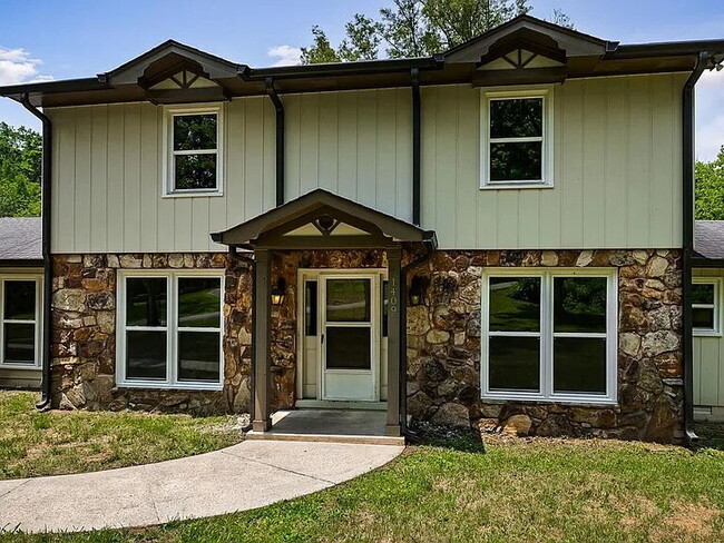 Building Photo - 1409 Robert Ln