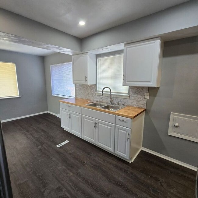 Building Photo - Charming 3-Bedroom Home / Pet-Friendly / A...