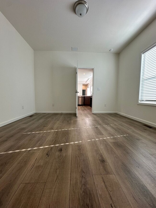 Building Photo - Rare horse property with huge workshop and dog kennels. Ready for move in