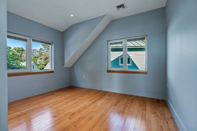 Building Photo - 1 Shoreline Dr