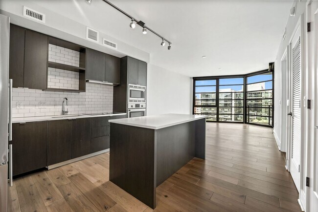 Building Photo - One Month Free For A Lease Start by 8/3! 6...