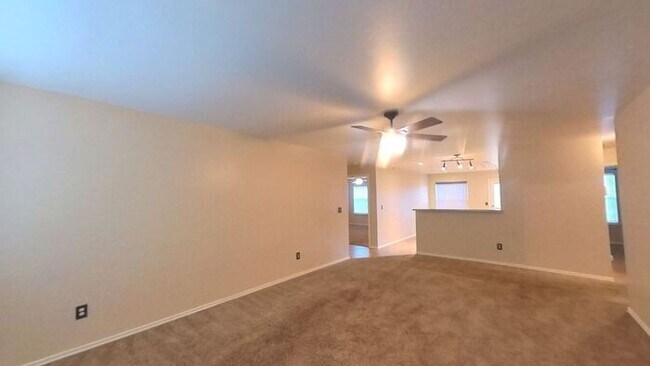 Building Photo - Yukon 4 Bed