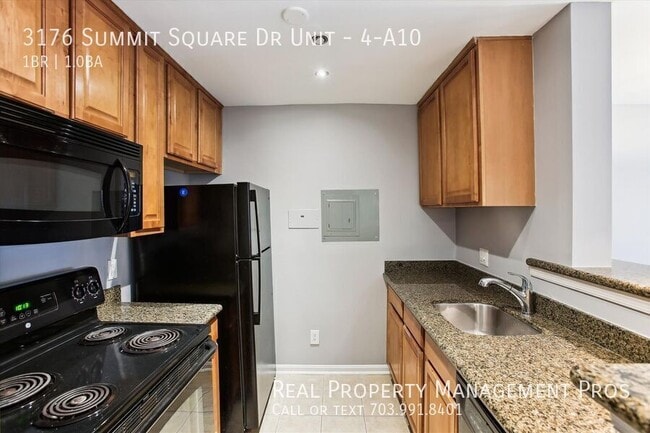 Building Photo - 3176 Summit Square Dr