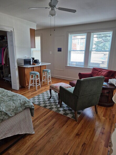 Large studio living space - 4531 Ashland N Ave