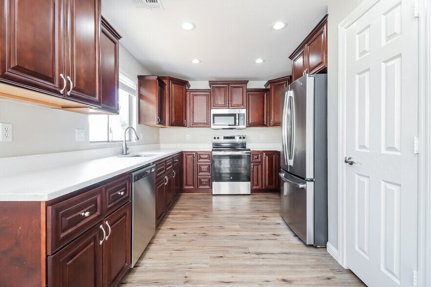 Building Photo - 878 E Pollino St
