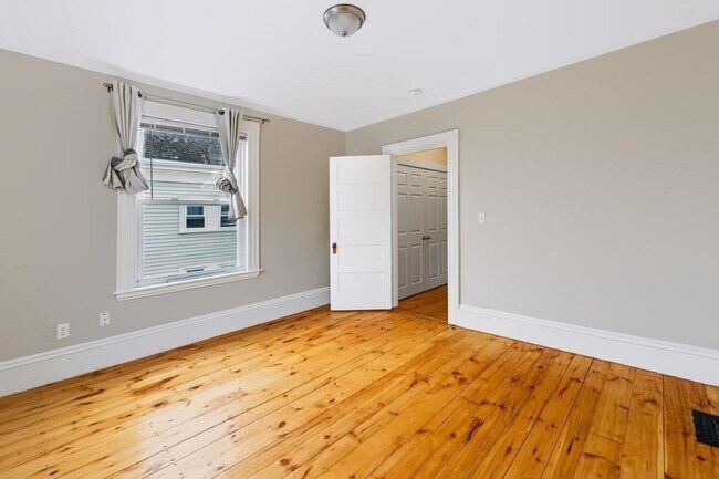 Building Photo - 37 Thorndike St
