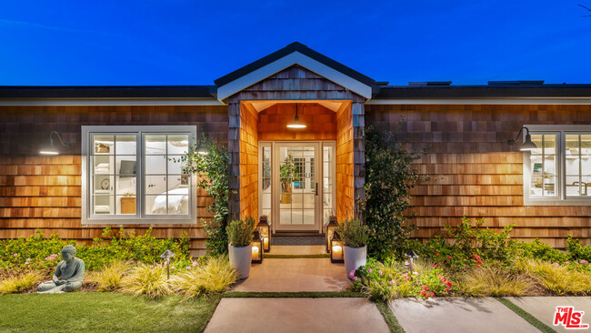 Building Photo - 6540 Dume Dr