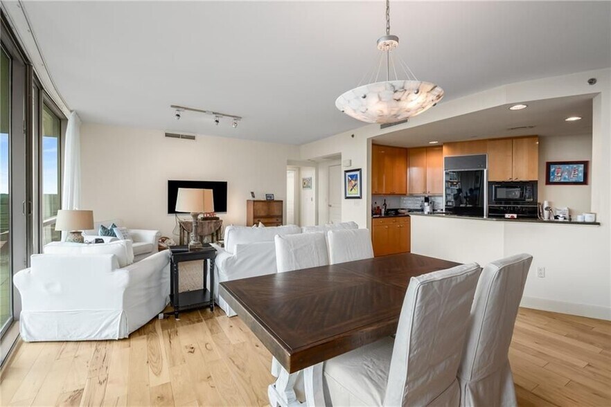 Building Photo - 700 Park Regency Pl NE
