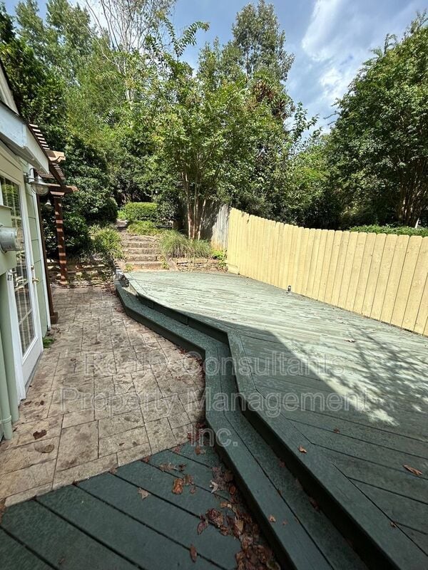 Building Photo - 2461 Lyndhurst Ave
