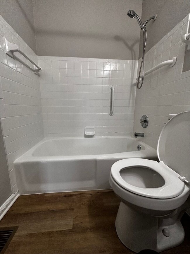 Building Photo - Beautiful 2 bed 1.5 bath Duplex with spaci...