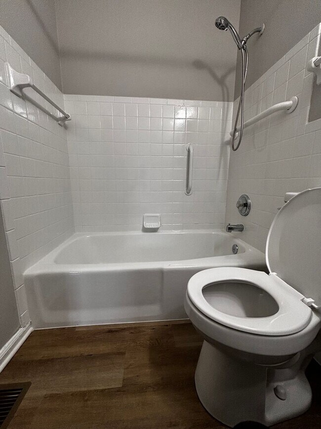Building Photo - Beautiful 2 bed 1.5 bath Duplex with spacious backyard!