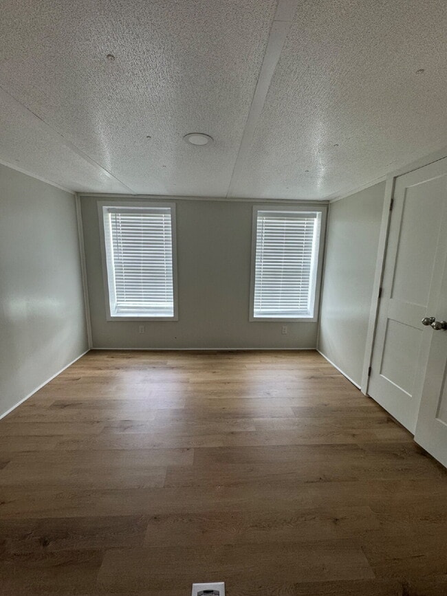 Building Photo - 253 Friendly Cir