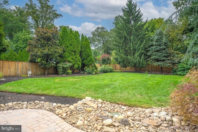 Building Photo - 5905 Lone Oak Dr