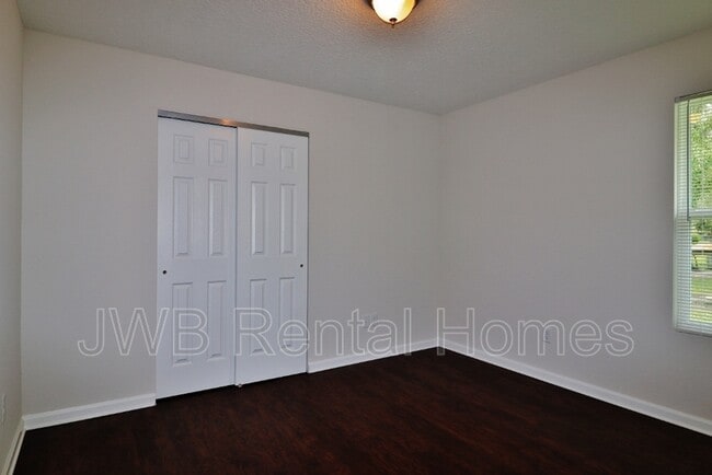 Building Photo - 5631 Leslie Rd