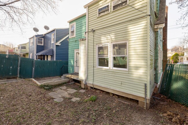 Building Photo - Great 4 Bedroom in 16th st Heights