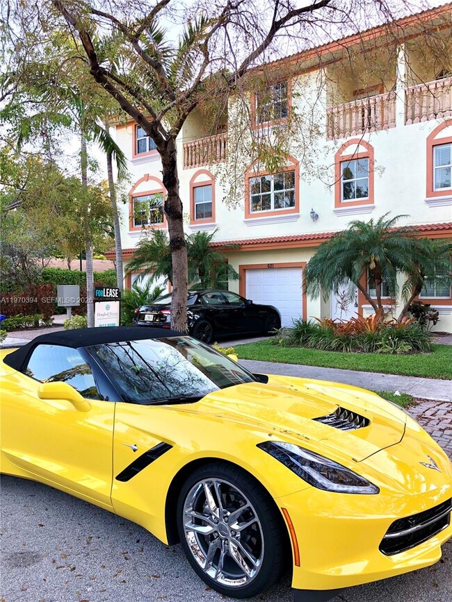 Building Photo - 621 NE 8th Ave