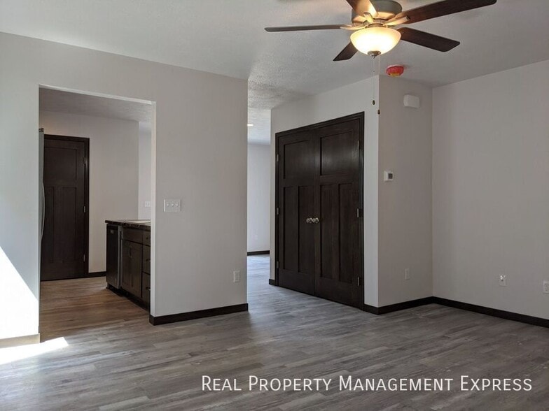 Building Photo - 3 Bedroom 1.5 Bathroom Townhome w/ Double ...