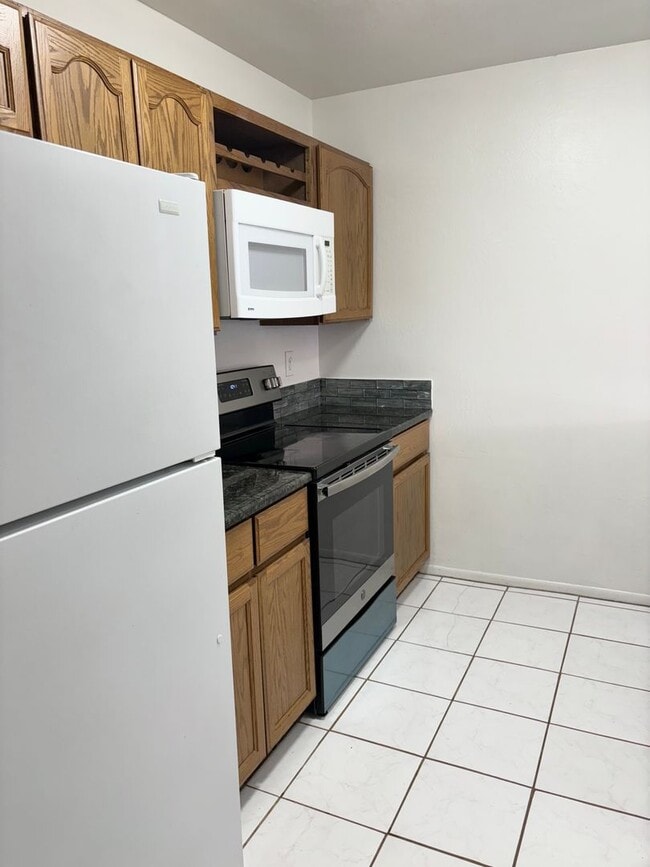 Building Photo - **COZY 2 BEDROOM/1 BATHROOM/GARAGE CONDO I...