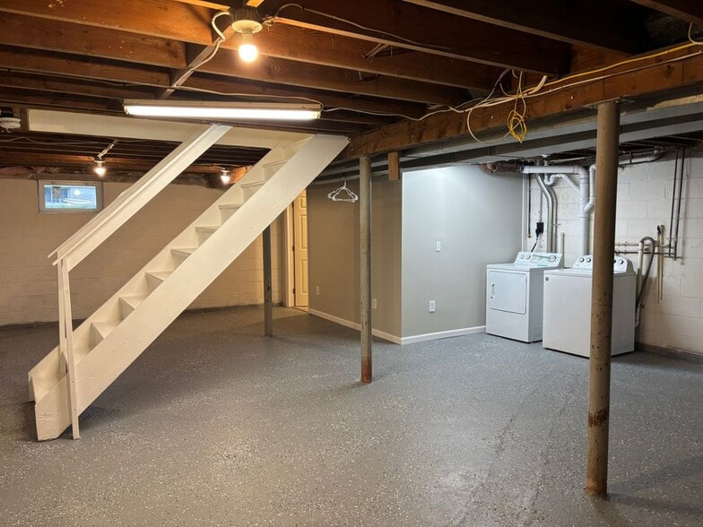 Building Photo - 9702 Oakdale Ave