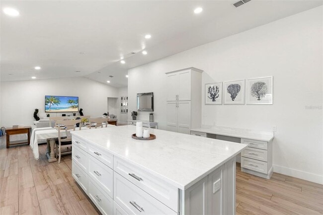 Building Photo - 1020 19th St SW