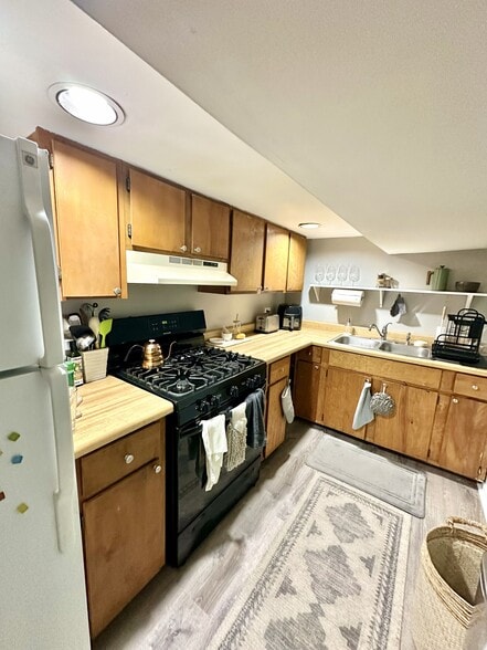 Building Photo - 2129 W Schiller St