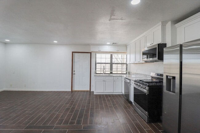 Building Photo - 4 Bed | 2 Bath in East Tulsa!