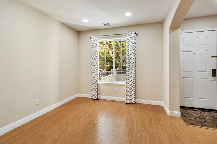 Building Photo - 3162 Silverland Dr