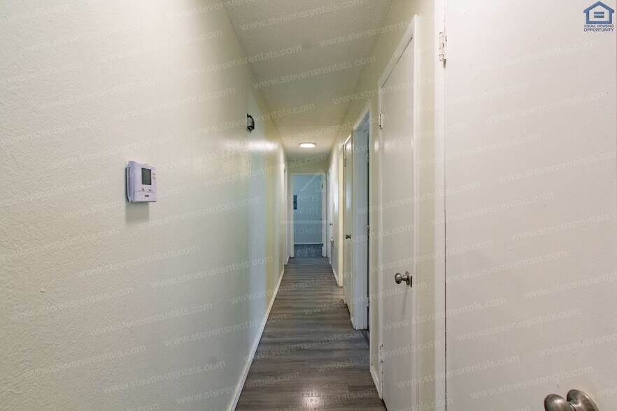 Building Photo - 717 SW Ranch Oak Blvd