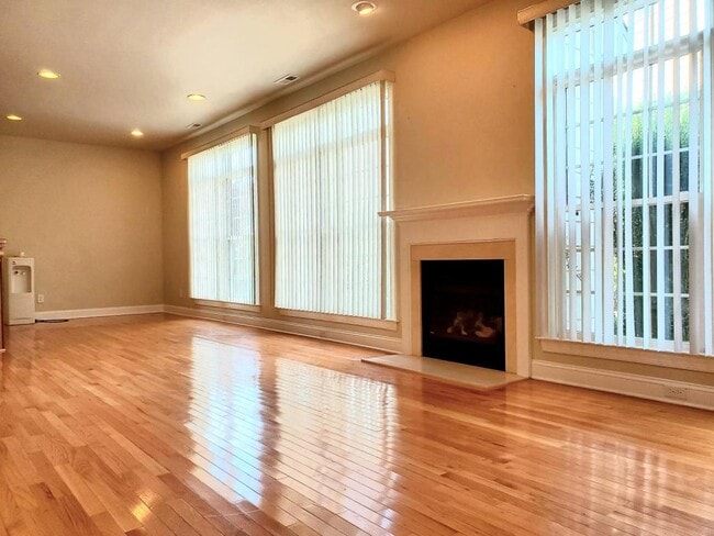 Building Photo - 102 Alden Village Ct