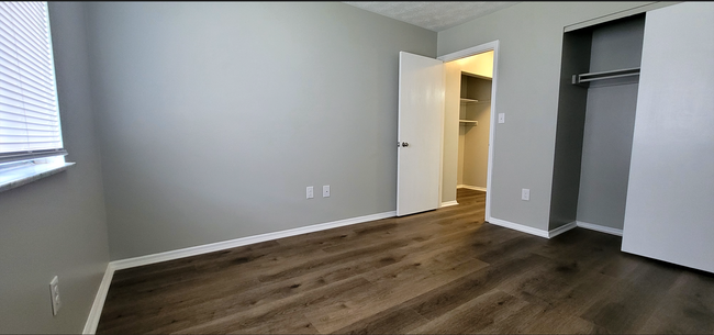 Building Photo - Beautiful 2 bedroom 1.5 bath Condo with at...