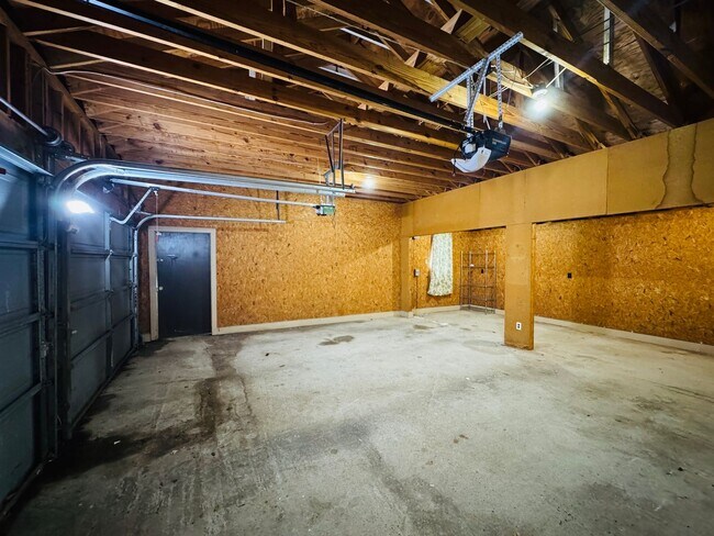 Building Photo - 4-Bedroom just perfect for your family