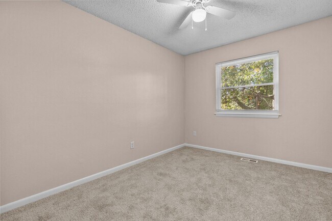 Building Photo - VB Townhouse 3 bedroomReady for quick move in