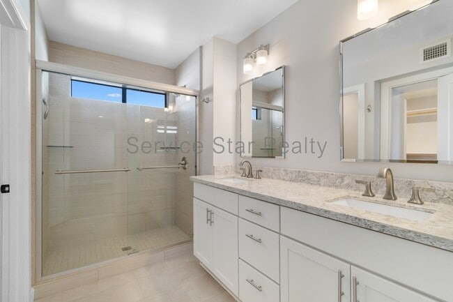 Building Photo - 1703 N La Rosa Dr