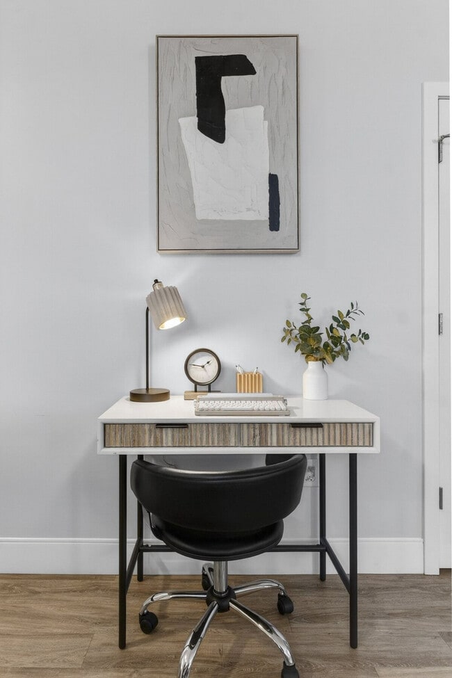 Building Photo - 1424 N Park Pl