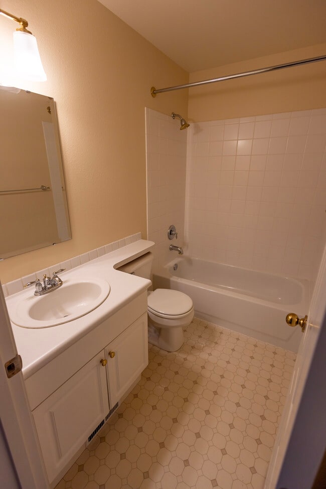 2nd Bathroom - 17819 NE 96th Way