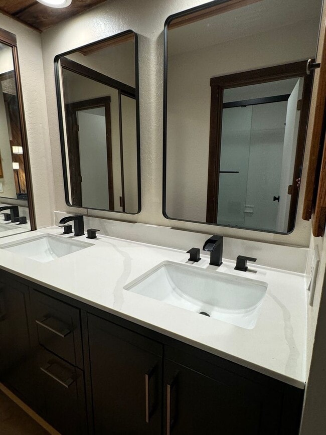 Building Photo - Spacious Snowcreek III Condo – Winter Rental