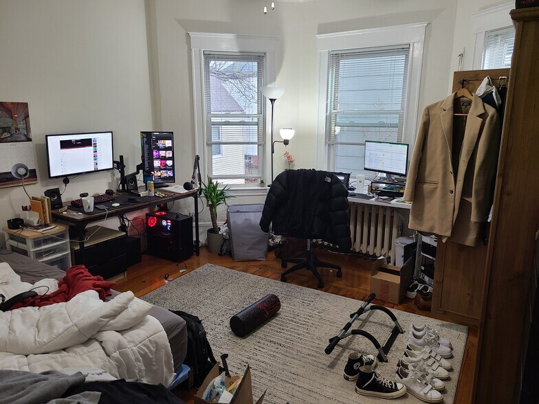 Building Photo - 95 Belmont St