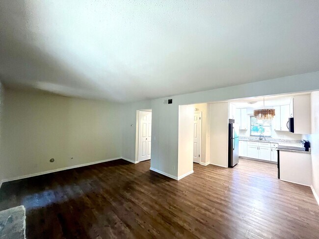 Building Photo - Charming 2 Bedroom Townhouse