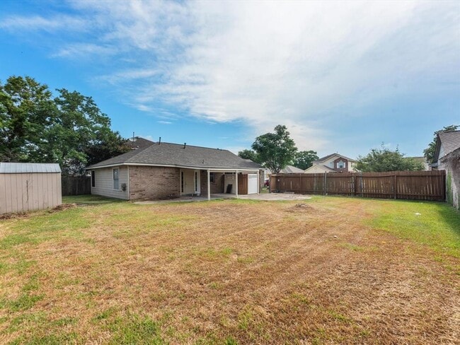 Building Photo - 7307 Village Lake Dr