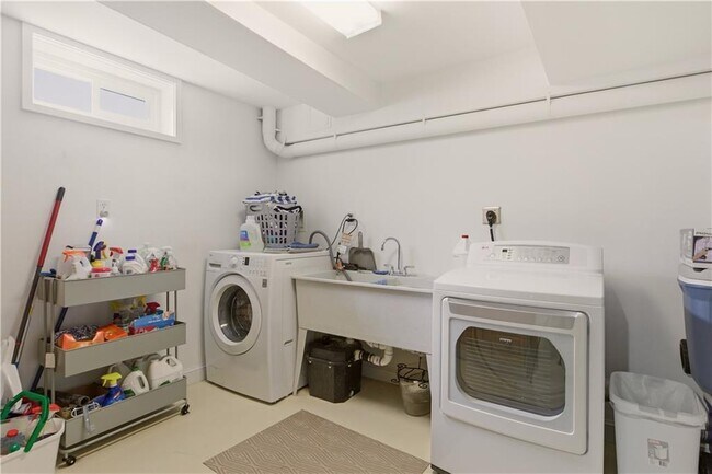 Building Photo - 23 Clinton St