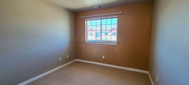 Building Photo - (August Free!) Beautiful 3 Bed 2.5 Bath To...