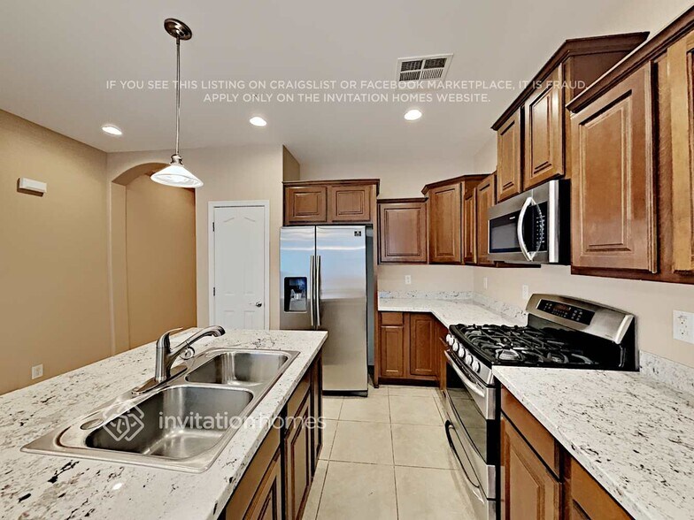 Building Photo - 3243 E Meadowview Dr
