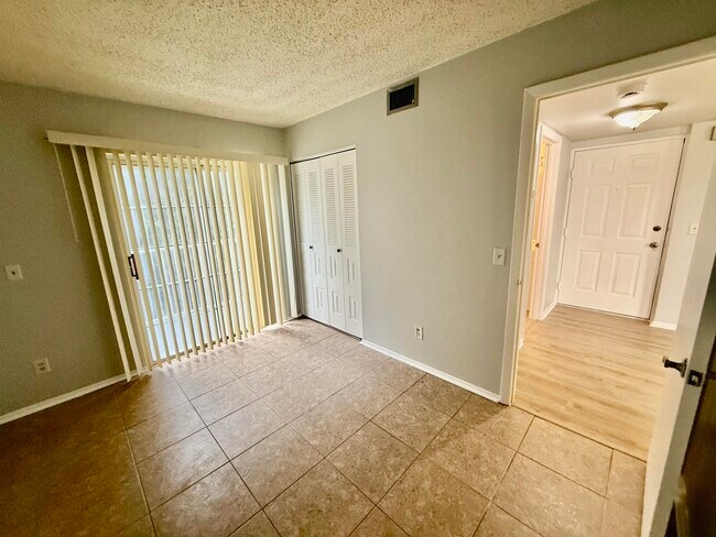 Building Photo - 1673 SE Green Acres Cir