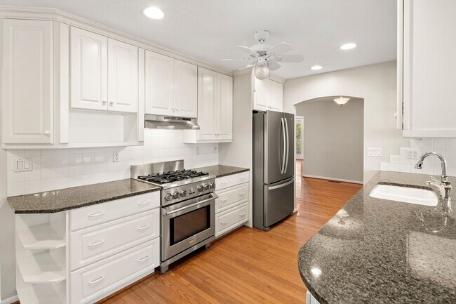 Building Photo - Spacious Updated Ranch