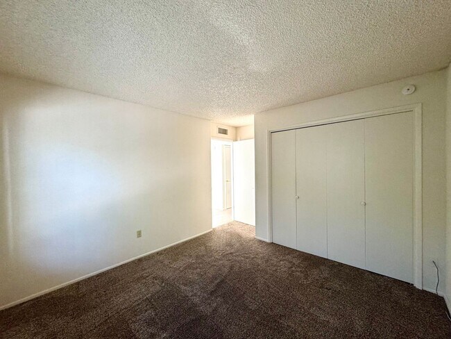 Building Photo - Eastside Townhome
