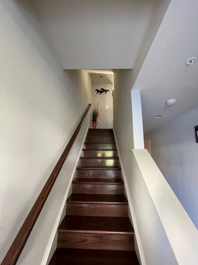 Building Photo - LOVELY WELL MAINTAINED TH IN GALLERY PARK